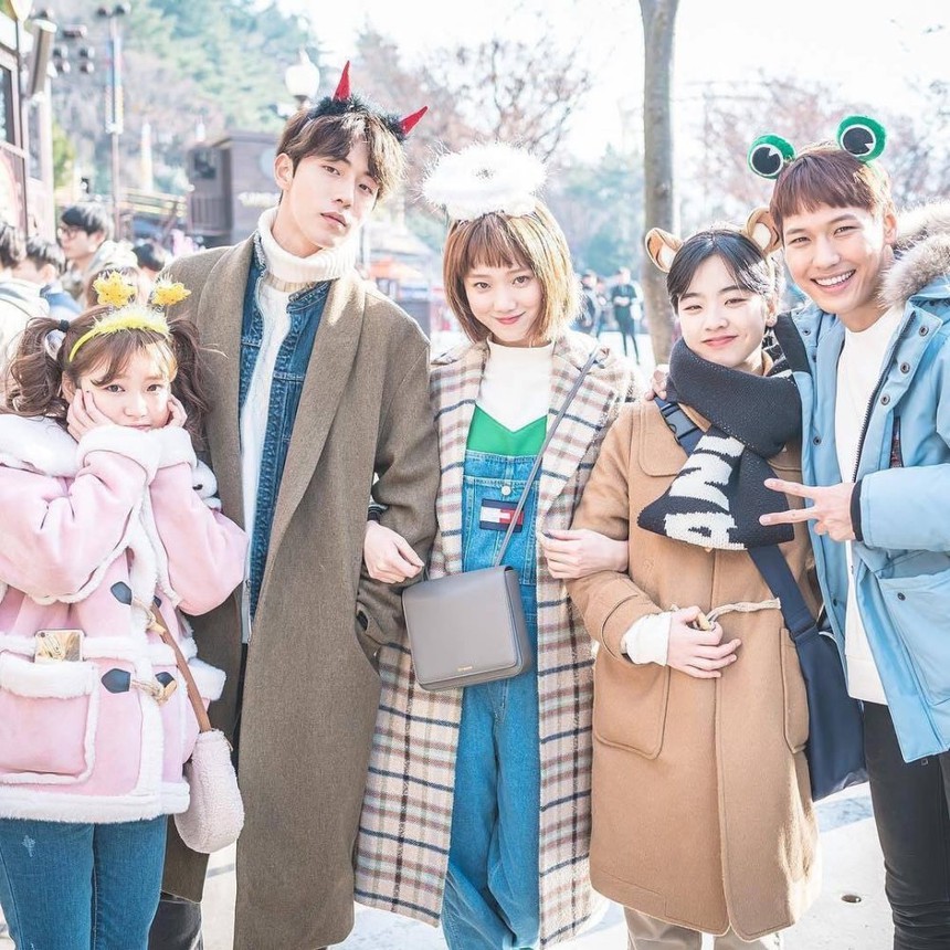 7 bộ phim truyền hình là 'con ghẻ' tại Hàn, 'con cưng' quốc tế - Ảnh 9. 7 bộ phim truyền hình là 'con ghẻ' tại Hàn, 'con cưng' quốc tế - Ảnh 9.