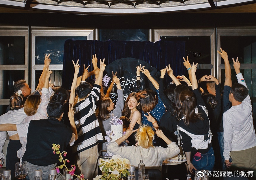 Triệu Lộ Tư rạng rỡ trong bữa tiệc sinh nhật đón tuổi 24 - Ảnh 2.