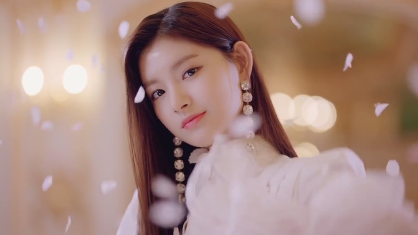 Không cạnh tranh nổi tại Trung, Yiren quay lại Everglow sau 10 tháng 'xin nghỉ' - Ảnh 4.