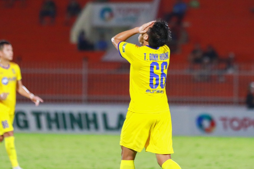 Văn Lâm chơi xuất sắc, Định Trọng và Xuân Mạnh to tiếng sau trận đấu Bình Định thắng SLNA - Ảnh 9. Văn Lâm chơi xuất sắc, Định Trọng và Xuân Mạnh to tiếng sau trận đấu Bình Định thắng SLNA - Ảnh 9.