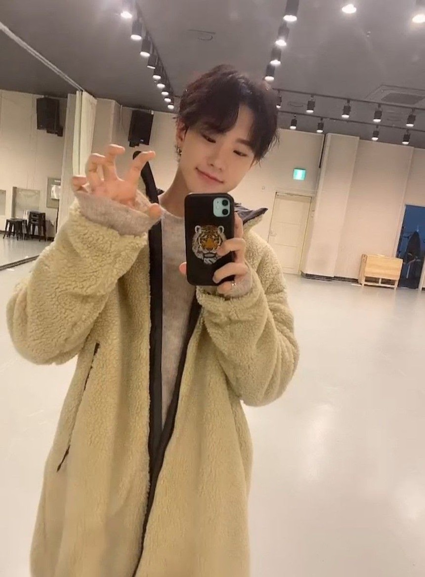 6 idol K-pop có tư thế selfie nổi tiếng: BTS, Seventeen, Astro - Ảnh 7. 6 idol K-pop có tư thế selfie nổi tiếng: BTS, Seventeen, Astro - Ảnh 7.