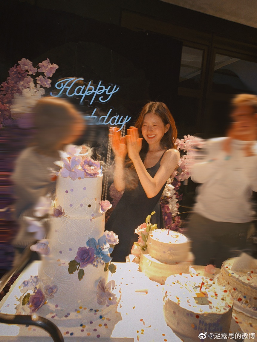 Triệu Lộ Tư rạng rỡ trong bữa tiệc sinh nhật đón tuổi 24 - Ảnh 6.