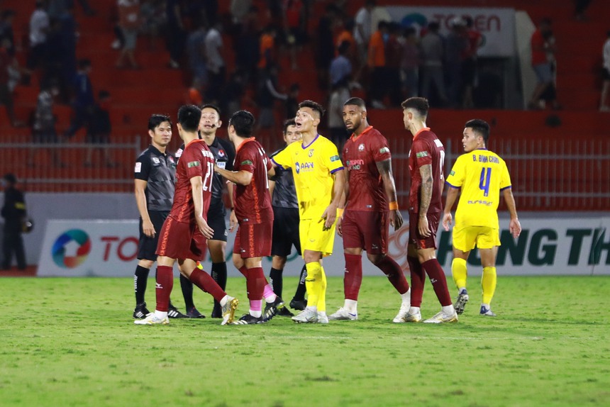 Văn Lâm chơi xuất sắc, Định Trọng và Xuân Mạnh to tiếng sau trận đấu Bình Định thắng SLNA - Ảnh 4. Văn Lâm chơi xuất sắc, Định Trọng và Xuân Mạnh to tiếng sau trận đấu Bình Định thắng SLNA - Ảnh 4.