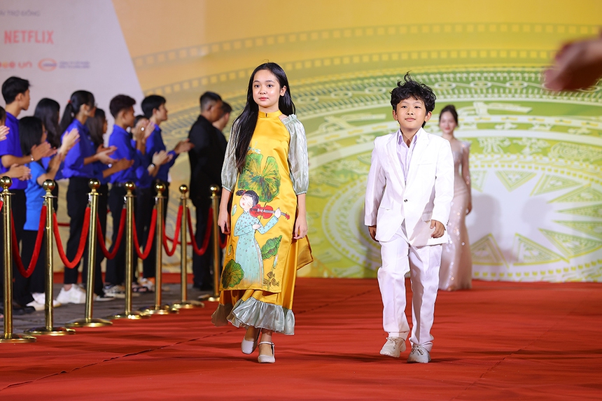 Sự kiện thảm đỏ Liên hoan Phim quốc tế Hà Nội lần thứ VI - 2022 - Ảnh 14.