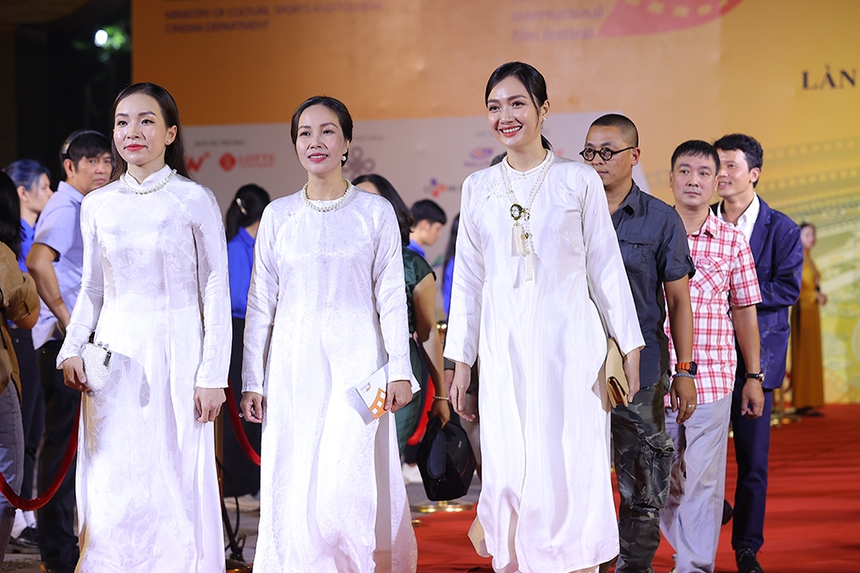 Sự kiện thảm đỏ Liên hoan Phim quốc tế Hà Nội lần thứ VI - 2022 - Ảnh 15.