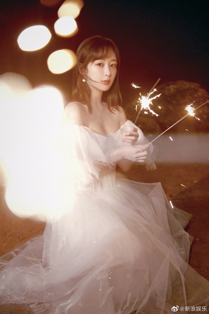 Nữ thần C-biz diện váy công chúa: Triệu Lệ Dĩnh, Địch Lệ Nhiệt Ba... - Ảnh 5. Nữ thần C-biz diện váy công chúa: Triệu Lệ Dĩnh, Địch Lệ Nhiệt Ba... - Ảnh 5.