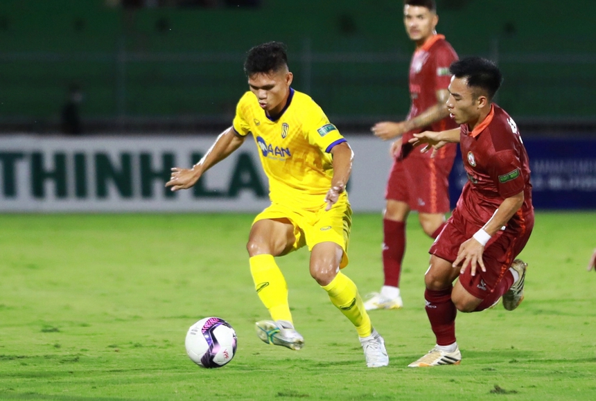 Văn Lâm chơi xuất sắc, Định Trọng và Xuân Mạnh to tiếng sau trận đấu Bình Định thắng SLNA - Ảnh 7. Văn Lâm chơi xuất sắc, Định Trọng và Xuân Mạnh to tiếng sau trận đấu Bình Định thắng SLNA - Ảnh 7.