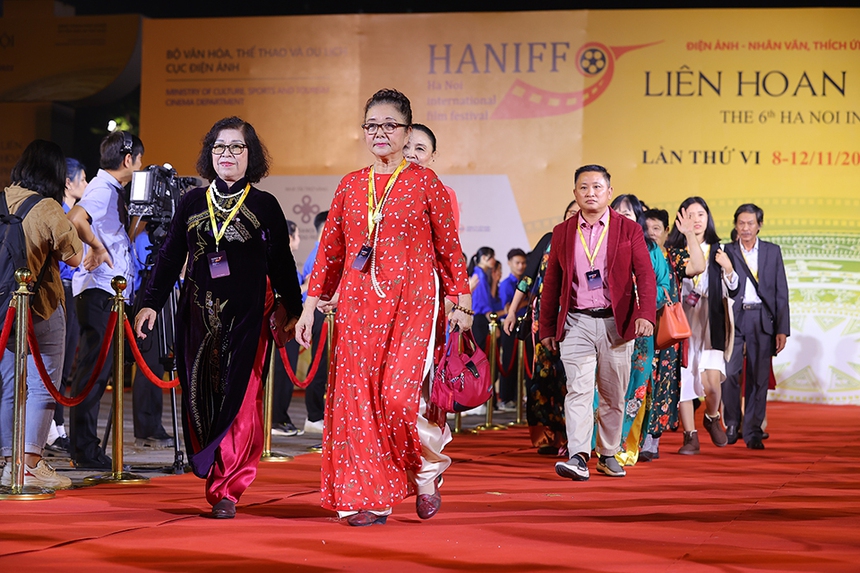 Sự kiện thảm đỏ Liên hoan Phim quốc tế Hà Nội lần thứ VI - 2022 - Ảnh 16.