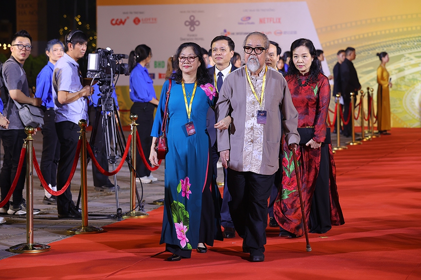 Sự kiện thảm đỏ Liên hoan Phim quốc tế Hà Nội lần thứ VI - 2022 - Ảnh 4.