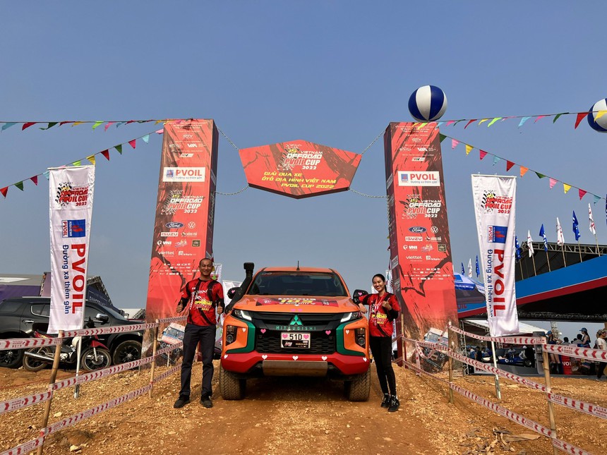 Tay đua vô địch VOC 2022: 'Muốn em gái thắng bằng chiếc xe chạy hàng ngày' - Ảnh 1.