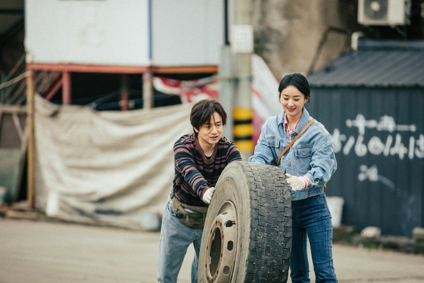 Phim "Gió thổi Bán Hạ" gây sốt, Triệu Lệ Dĩnh được khen nức nở dù lộ hết nếp nhăn - Ảnh 6. Phim "Gió thổi Bán Hạ" gây sốt, Triệu Lệ Dĩnh được khen nức nở dù lộ hết nếp nhăn - Ảnh 6.