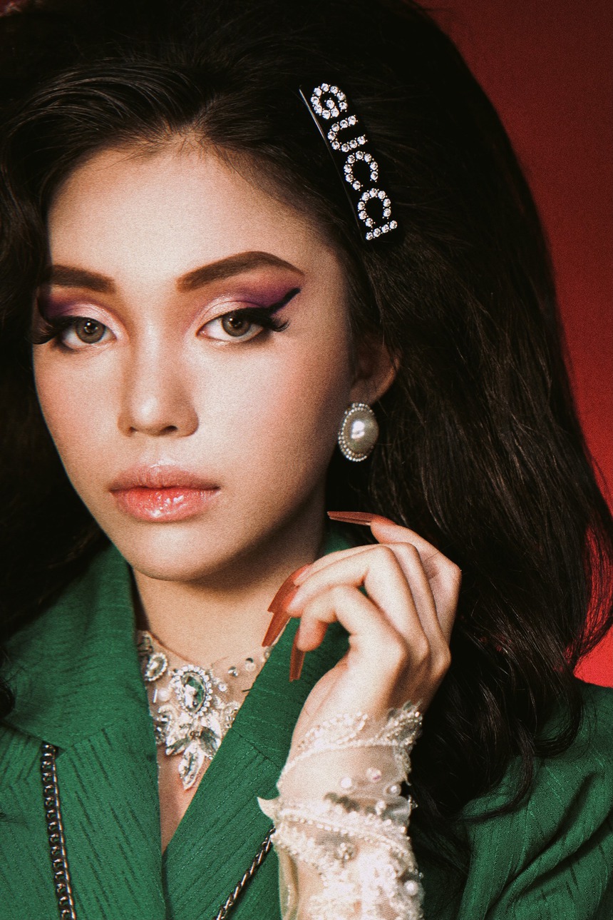 Linh Ngọc Đàm hóa quý cô thập niên 90, lạ nhưng đẹp - Ảnh 3. Linh Ngọc Đàm hóa quý cô thập niên 90, lạ nhưng đẹp - Ảnh 3.