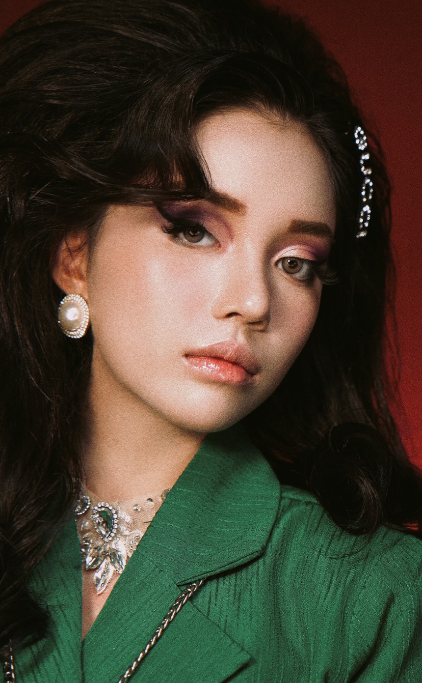 Linh Ngọc Đàm hóa quý cô thập niên 90, lạ nhưng đẹp - Ảnh 4. Linh Ngọc Đàm hóa quý cô thập niên 90, lạ nhưng đẹp - Ảnh 4.