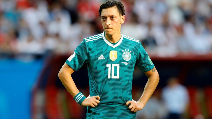Ozil là ai mà các cổ động viên Qatar lại dùng ảnh của anh để đáp trả hành động lấy tay bịt miệng của đội tuyển Đức?  - Ảnh 2.