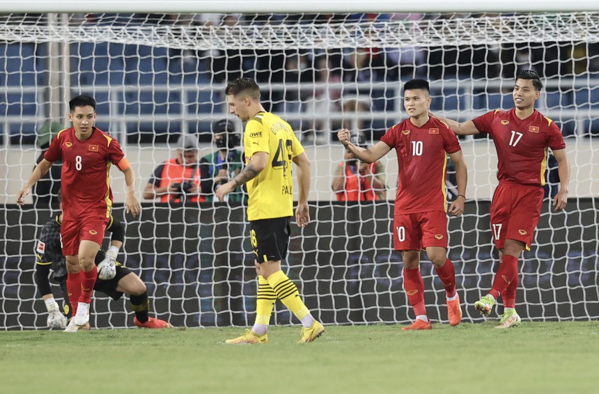 Bóng đá Việt Nam trưa ngày 1/12: Báo Đức quan tâm sự cố xà ngang trận Việt Nam đấu Dortmund - Ảnh 1. Bóng đá Việt Nam trưa ngày 1/12: Báo Đức quan tâm sự cố xà ngang trận Việt Nam đấu Dortmund - Ảnh 1.