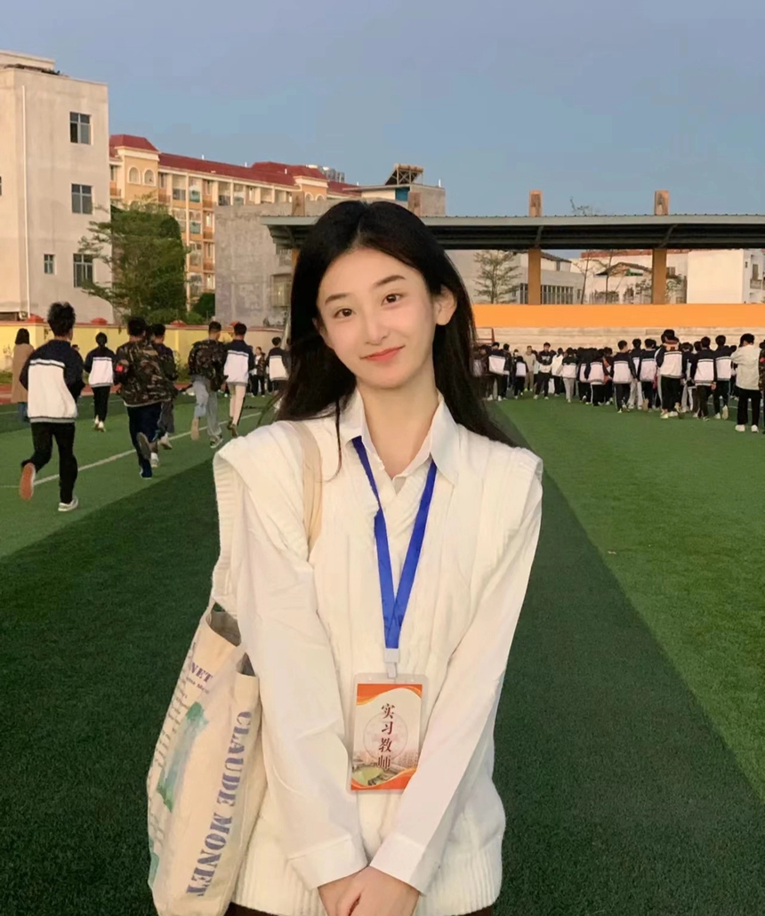 Cô giáo tiểu học gây sốt với nụ cười răng khểnh "đốn tim", nhìn outfit đi dạy càng mê hơn  - Ảnh 4.