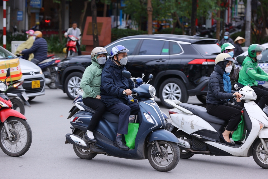 Chùm ảnh: trở lạnh, người dân diện áo ấm, quàng khăn ra đường - Ảnh 9.