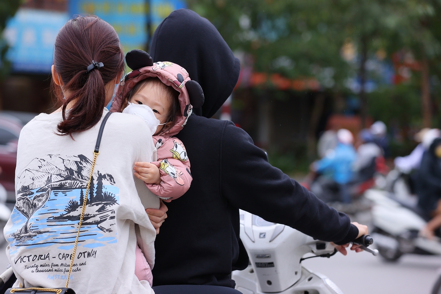 Chùm ảnh: trở lạnh, người dân diện áo ấm, quàng khăn ra đường - Ảnh 7.