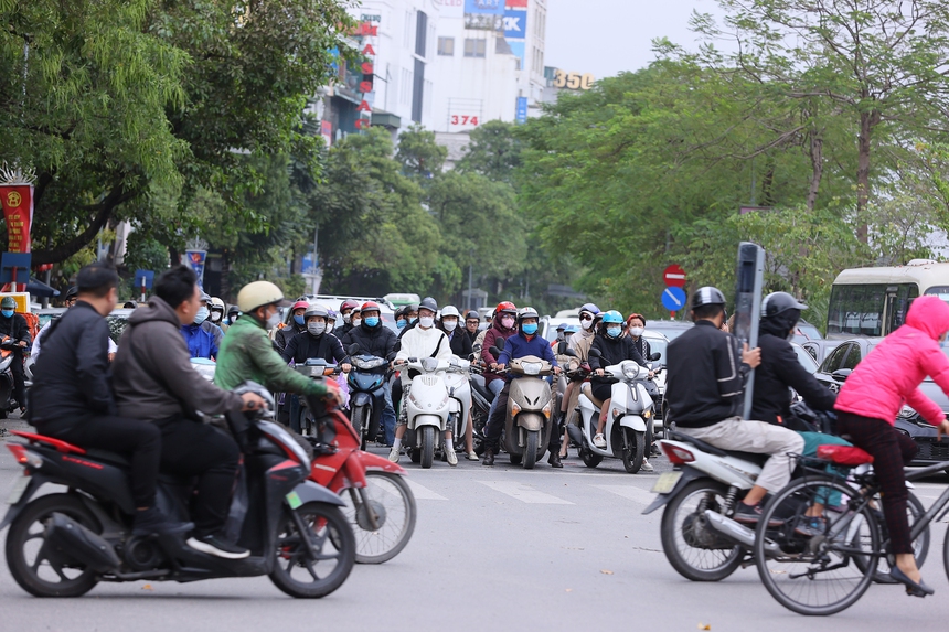 Chùm ảnh: trở lạnh, người dân diện áo ấm, quàng khăn ra đường - Ảnh 2.