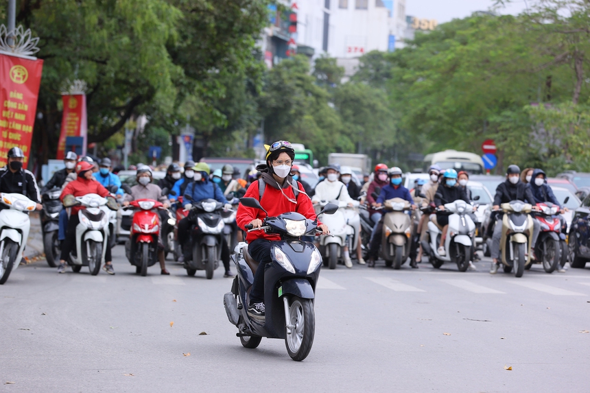 Chùm ảnh: trở lạnh, người dân diện áo ấm, quàng khăn ra đường - Ảnh 1.