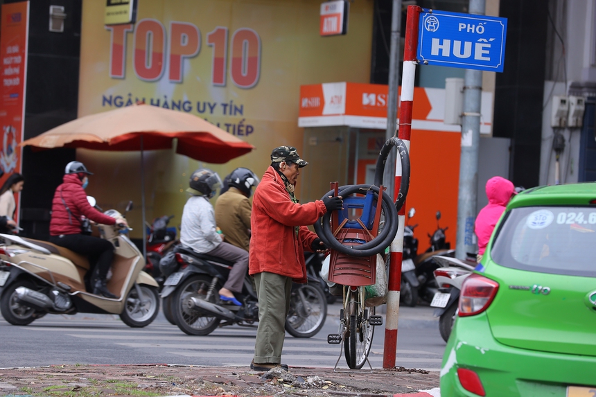 Chùm ảnh: trở lạnh, người dân diện áo ấm, quàng khăn ra đường - Ảnh 6.