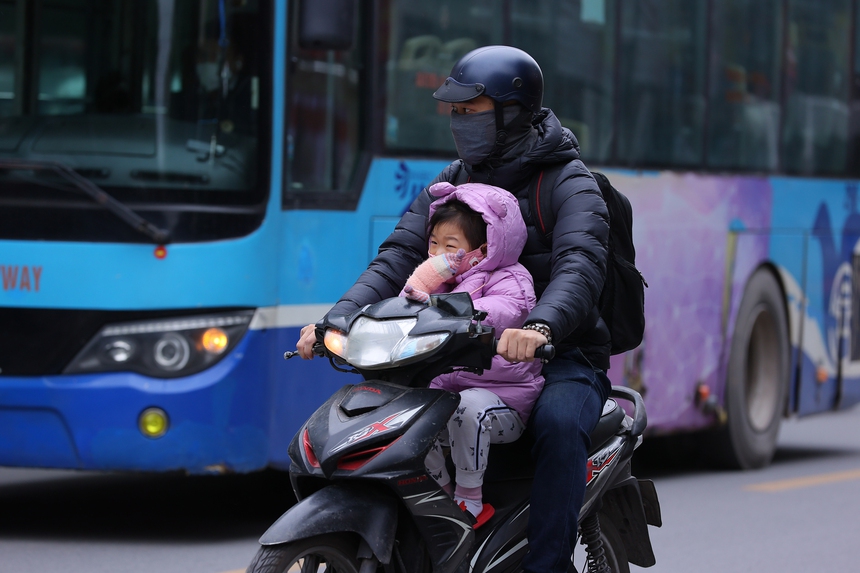 Chùm ảnh: trở lạnh, người dân diện áo ấm, quàng khăn ra đường - Ảnh 8.