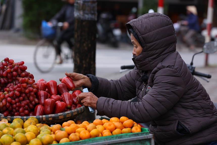 Chùm ảnh: trở lạnh, người dân diện áo ấm, quàng khăn ra đường - Ảnh 5.