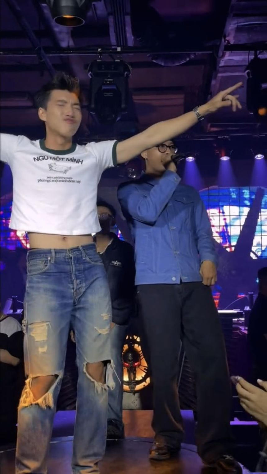 HIEUTHUHAI để tóc thư sinh, về miền Tây hát loto sao quá khác lúc diện áo hở eo đi diễn! - Ảnh 6. HIEUTHUHAI để tóc thư sinh, về miền Tây hát loto sao quá khác lúc diện áo hở eo đi diễn! - Ảnh 6.