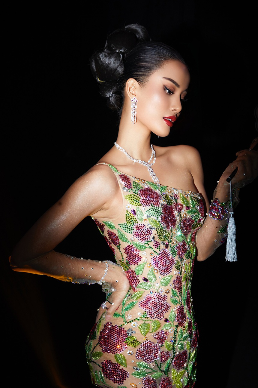  Hương Ly hóa quý cô kiêu sa với váy xuyên thấu - Ảnh 6.