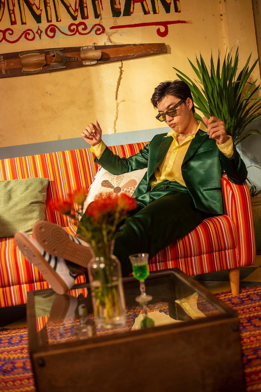 HIEUTHUHAI để tóc thư sinh, về miền Tây hát loto sao quá khác lúc diện áo hở eo đi diễn! - Ảnh 5. HIEUTHUHAI để tóc thư sinh, về miền Tây hát loto sao quá khác lúc diện áo hở eo đi diễn! - Ảnh 5.