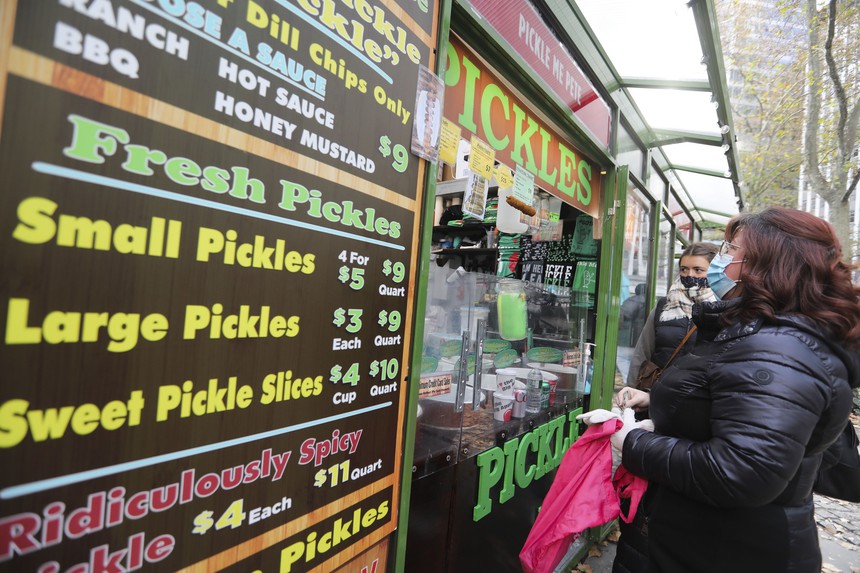 New York (Mỹ) và Singapore dẫn đầu danh sách "thành phố đắt đỏ nhất thế giới" - Ảnh 1.