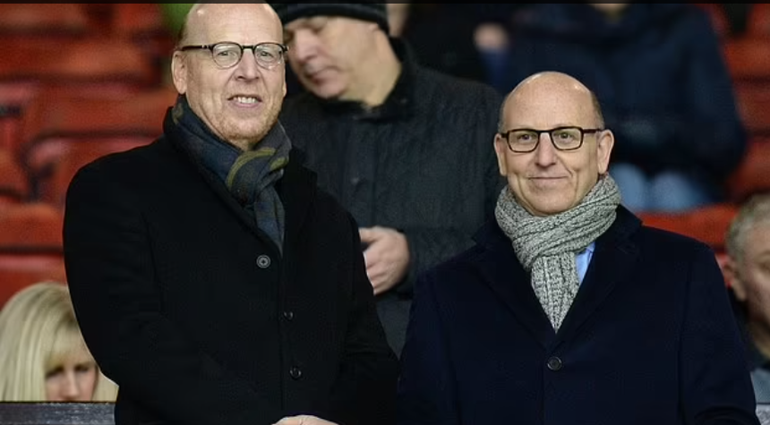 Anh em Glazers bán MU cuối mùa này - Ảnh 2.