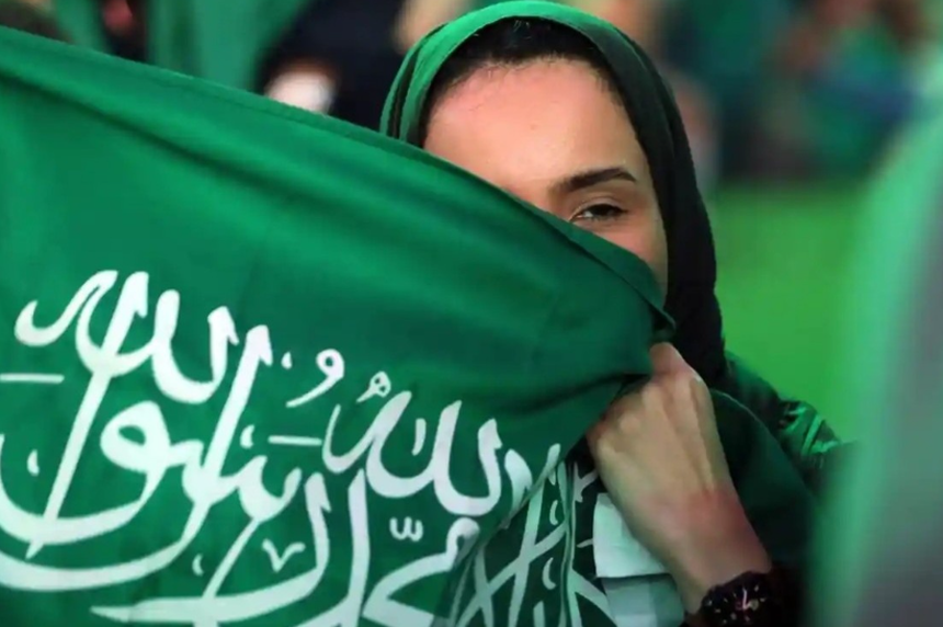 Nơi phụ nữ lần đầu tiên không cần xin phép chồng đi xem World Cup: Từng bị trói buộc bởi luật lệ hà khắc, không được tự lý lái xe, không đi du lịch, đàn ông mới là tối thượng  - Ảnh 2.