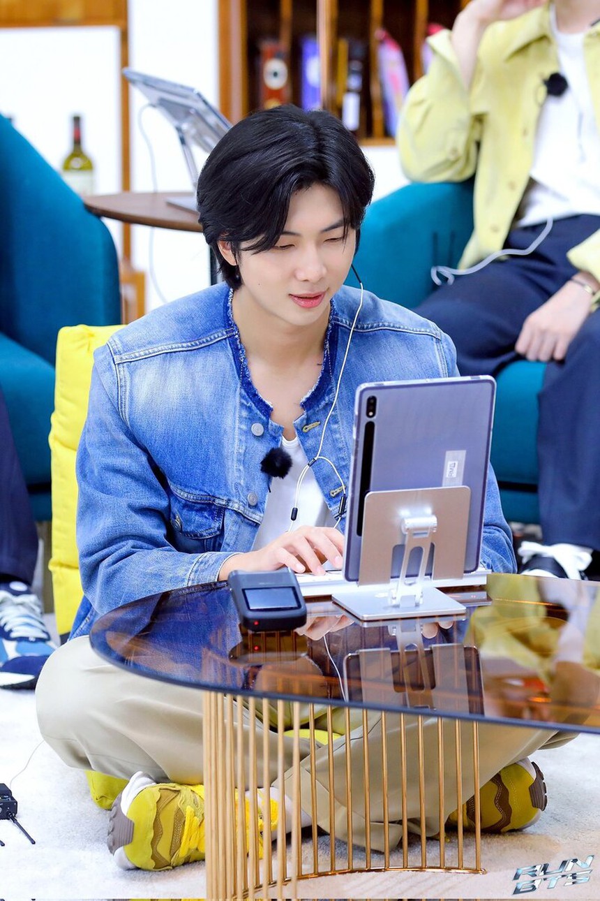 Sau 9 năm, các thành viên BTS vẫn phải trầm trồ trước gương mặt của Jin - Ảnh 4.