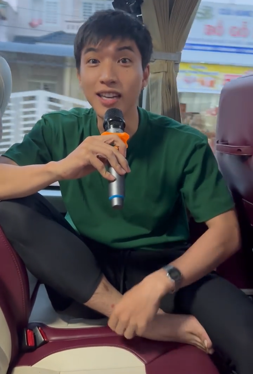 HIEUTHUHAI để tóc thư sinh, về miền Tây hát loto sao quá khác lúc diện áo hở eo đi diễn! - Ảnh 3. HIEUTHUHAI để tóc thư sinh, về miền Tây hát loto sao quá khác lúc diện áo hở eo đi diễn! - Ảnh 3.