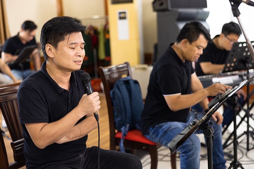 Ca sĩ Vũ Thắng Lợi lần đầu song ca với "đàn anh" Tấn Minh trong "Hà Nội riêng tôi" - Ảnh 3.