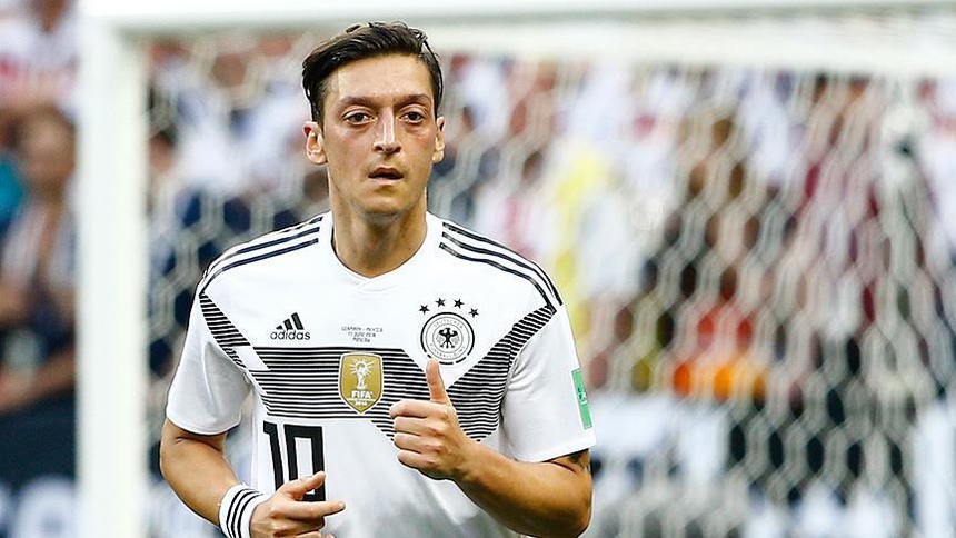 Ozil là ai mà các cổ động viên Qatar lại dùng ảnh của anh để đáp trả hành động lấy tay bịt miệng của đội tuyển Đức?  - Ảnh 1.