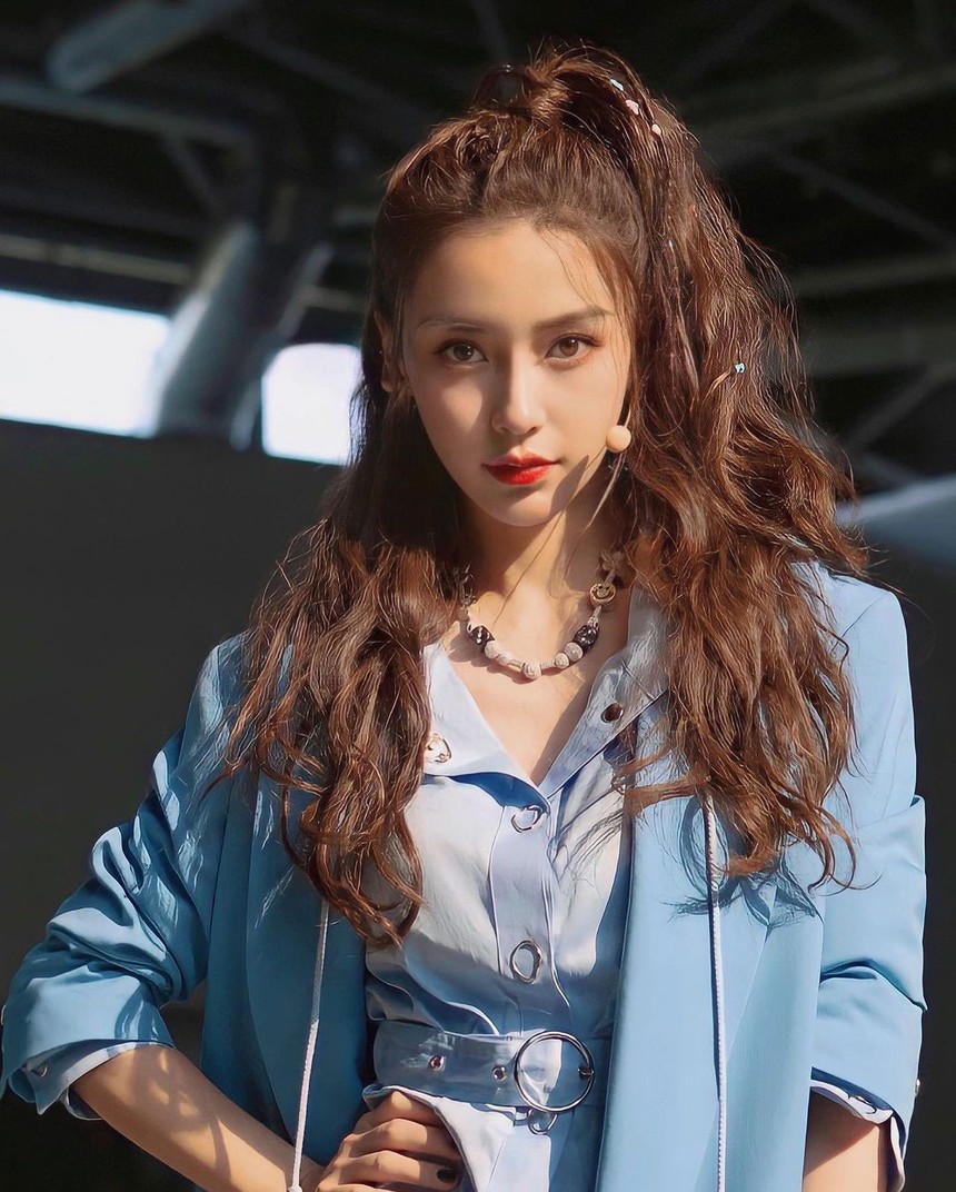 Son đỏ quyền uy: Chẳng chỉ dành cho celeb, Hoa hậu mà cũng là "must-have item" cho mùa lễ hội này - Ảnh 5. Son đỏ quyền uy: Chẳng chỉ dành cho celeb, Hoa hậu mà cũng là "must-have item" cho mùa lễ hội này - Ảnh 5.