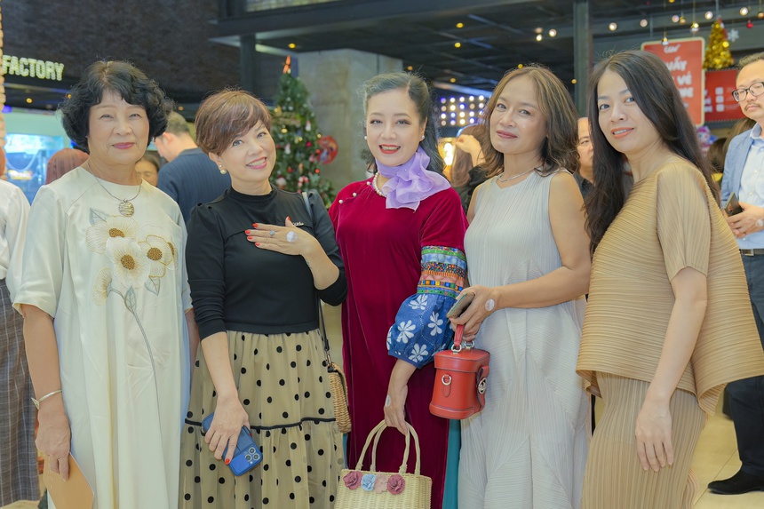 "Tro tàn rực rỡ" ra mắt ấn tượng, hết phim khán giả không muốn rời rạp - Ảnh 1.