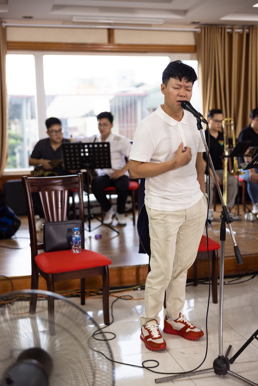 Ca sĩ Vũ Thắng Lợi lần đầu song ca với "đàn anh" Tấn Minh trong "Hà Nội riêng tôi" - Ảnh 1.