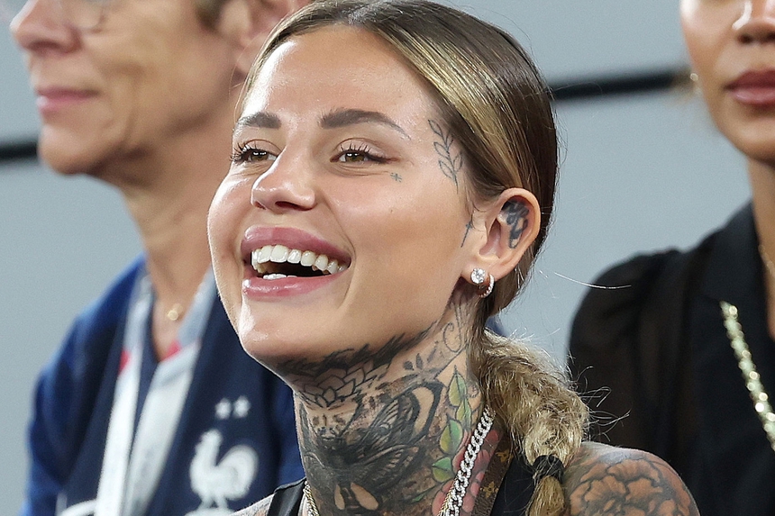 Nàng WAGs nghiện xăm hình của Pháp thu hút ánh nhìn ở World Cup - Ảnh 2.