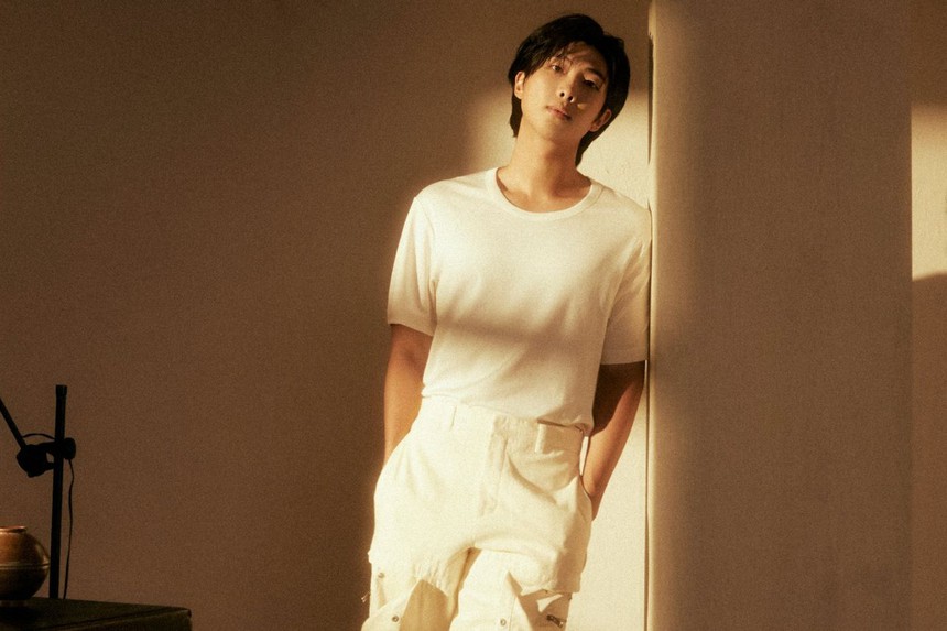 RM BTS trở thành nam nghệ sĩ solo Hàn Quốc đầu tiên trong lịch sử có 4 tuần trên Billboard 200 - Ảnh 3.