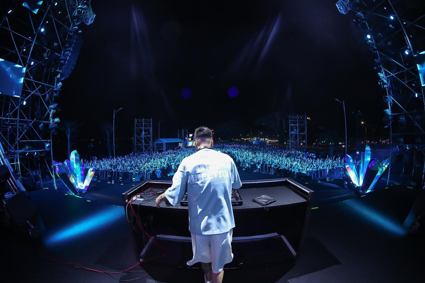 Đẳng cấp và thần thái, Sơn Tùng M-TP “đóng băng” hàng chục nghìn khán giả trong màn trình diễn bùng nổ tại Diana COOL FEST - Ảnh 2.