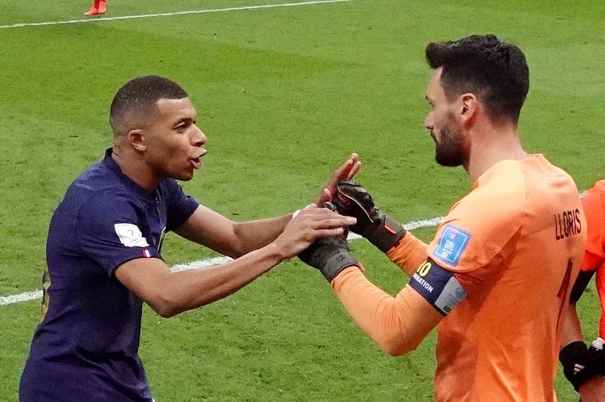 Mbappe nhắn nhủ với đồng với thủ môn Lloris trước quả phạt đền của Kane - Ảnh 2.