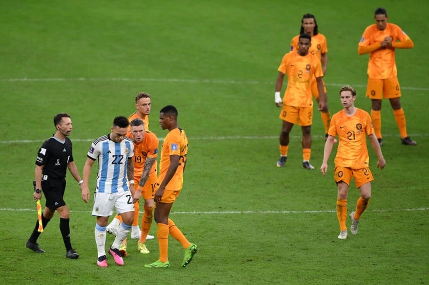 Aguero phải can ngăn mâu thuẫn giữa Messi và Weghorst trong đường hầm - Ảnh 7.