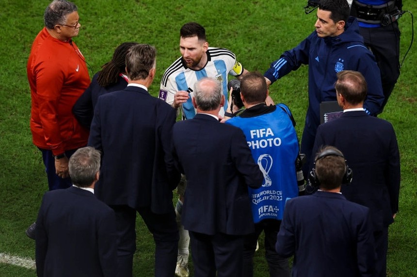 Aguero phải can ngăn mâu thuẫn giữa Messi và Weghorst trong đường hầm - Ảnh 6.