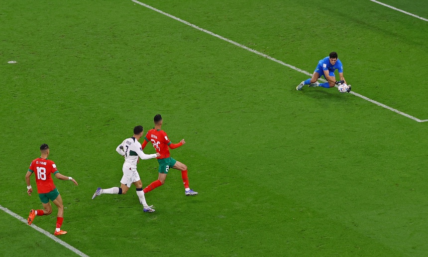 Ronaldo chỉ có vỏn vẹn... 10 lần chạm bóng cùng 1 cú sút trước Ma rốc