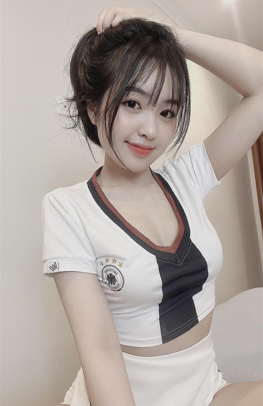 Hot girl Việt đi xem World Cup: Tốn một khoản kha khá nhưng cổ vũ đội nào là đội đó về nước - Ảnh 2.