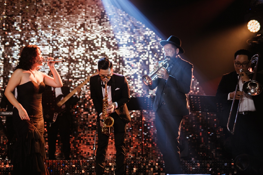 Đẳng cấp như NTK Thái Công: Chi 1,5 tỷ đồng mở tiệc ra mắt sách, khách mời toàn đại gia và ‘cá mập’, đích thân trình diễn ảo thuật ngay trên sân khấu  - Ảnh 12.