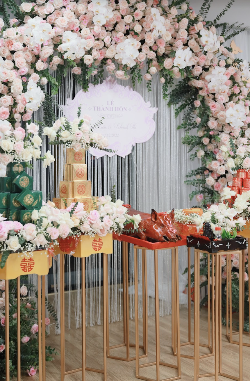Không gian lễ ăn hỏi của Khánh Thi - Phan Hiển: Tựa như vườn cổ tích với đầy hoa tươi - Ảnh 8.